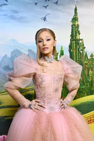 Thumbnail voor Ariana Grande liet niets aan het toeval over voor haar rol in 'Wicked', zelfs niet haar ondergoed