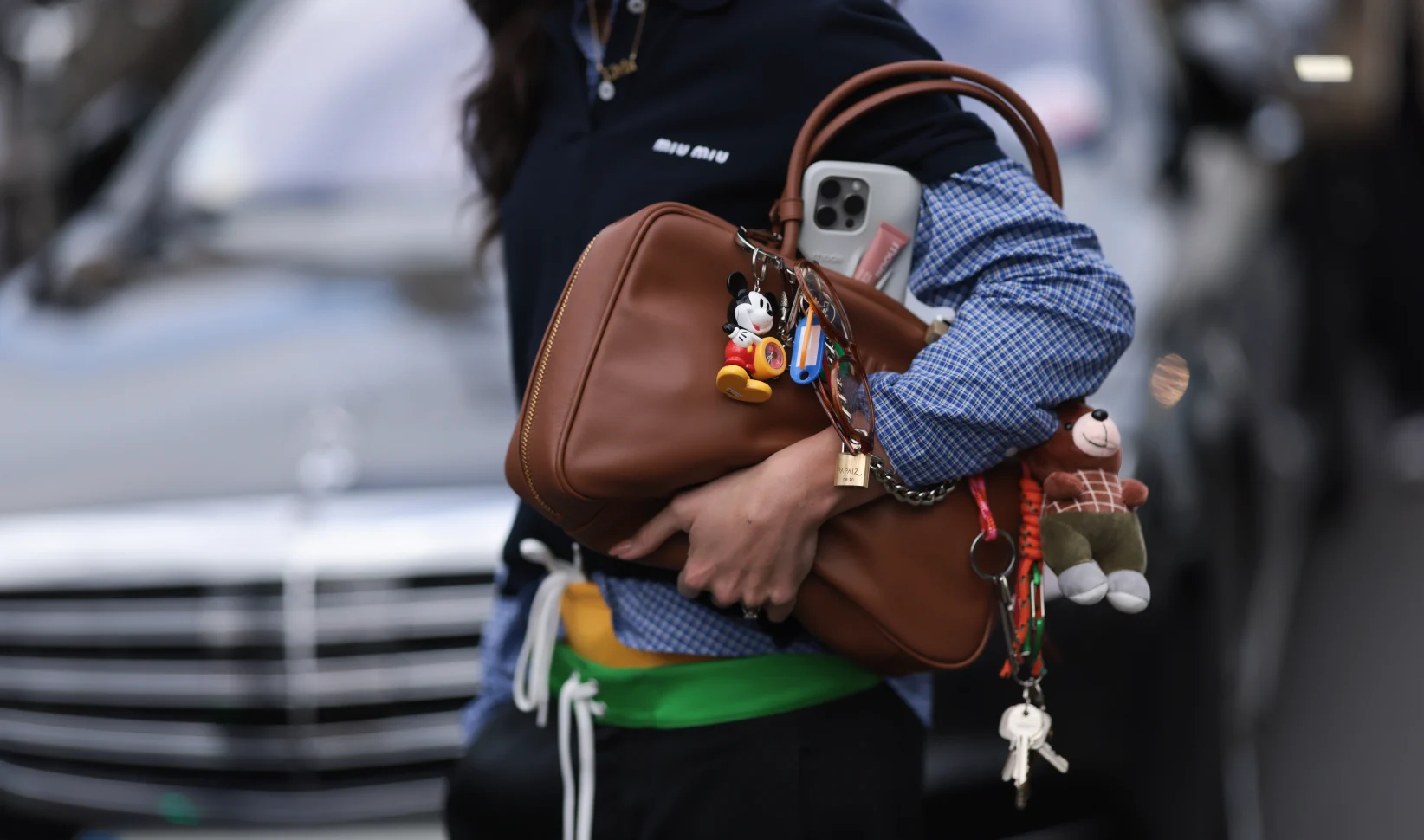 Vrouw met tas met tassenhangers