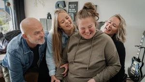 Thumbnail voor Suzanne is mantelzorger van haar dochter Amber (21): 'Wil je helpen? Neem ongevraagd iets uit handen'