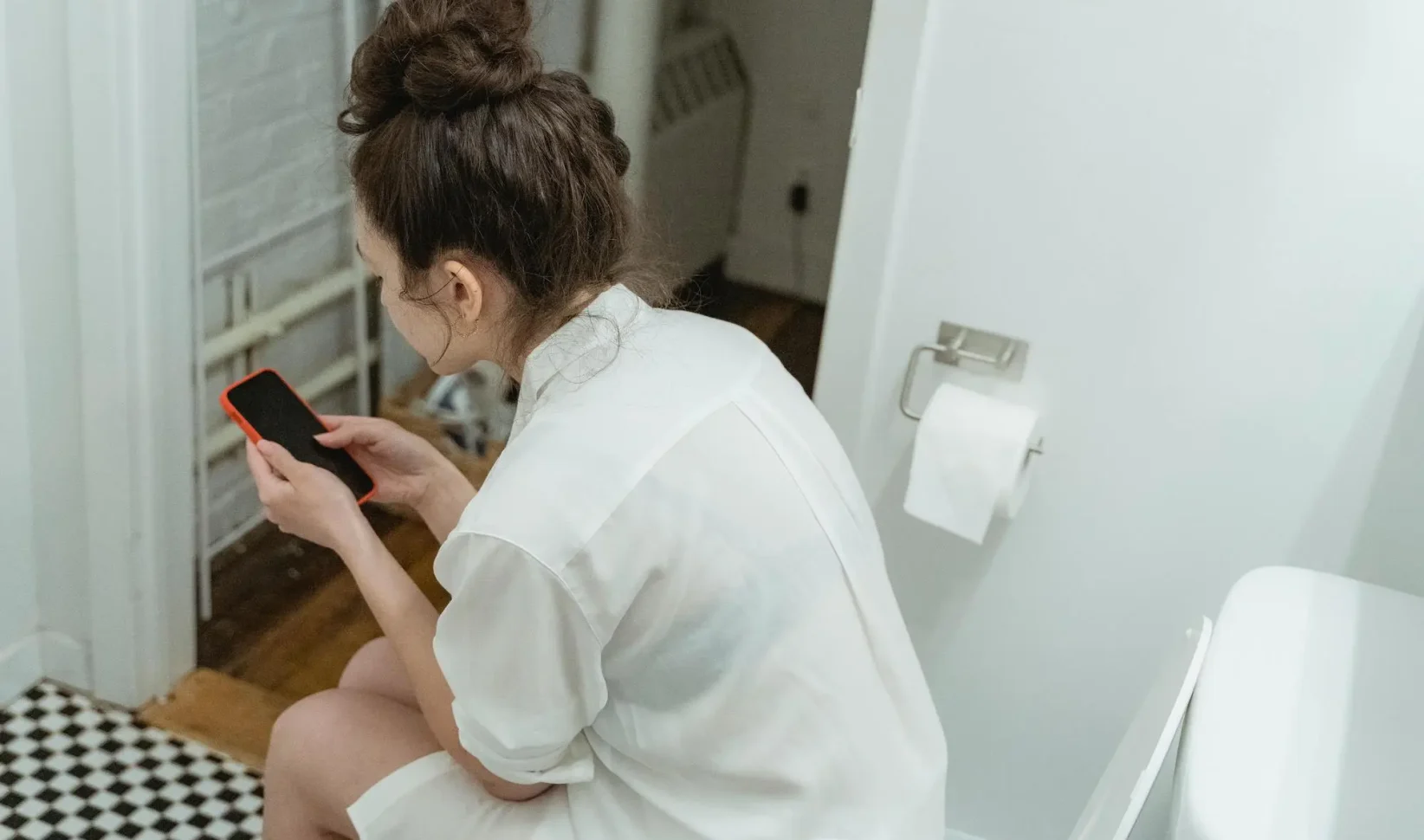 vrouw op toilet | 's Nachts naar de wc? Zo vaak gaan is normaal