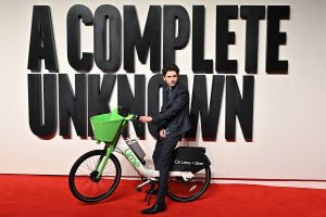 Thumbnail voor Timothée Chalamet (29) houdt boete over aan fietsstunt op rode loper