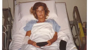 Thumbnail voor Annette (63) overleefde als enige een vliegtuigcrash in de jungle van Vietnam: 'Ik mocht niet aan mijn dode verloofde denken'