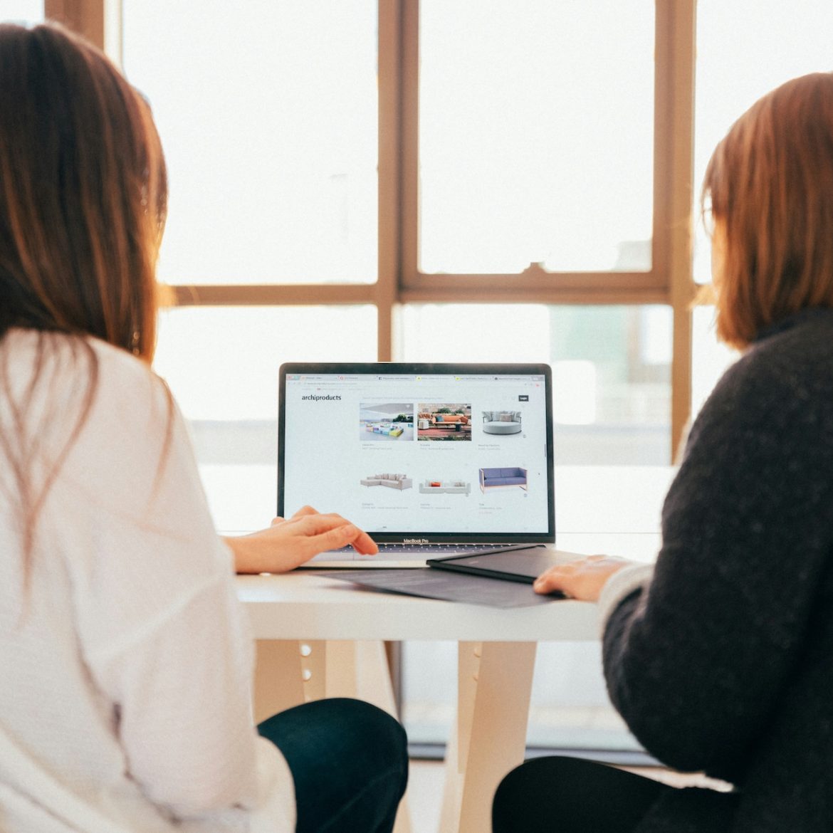 vrouwen kijken naar laptop