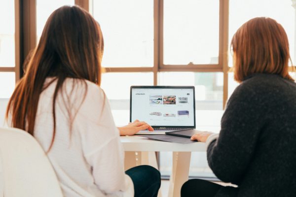 vrouwen kijken naar laptop