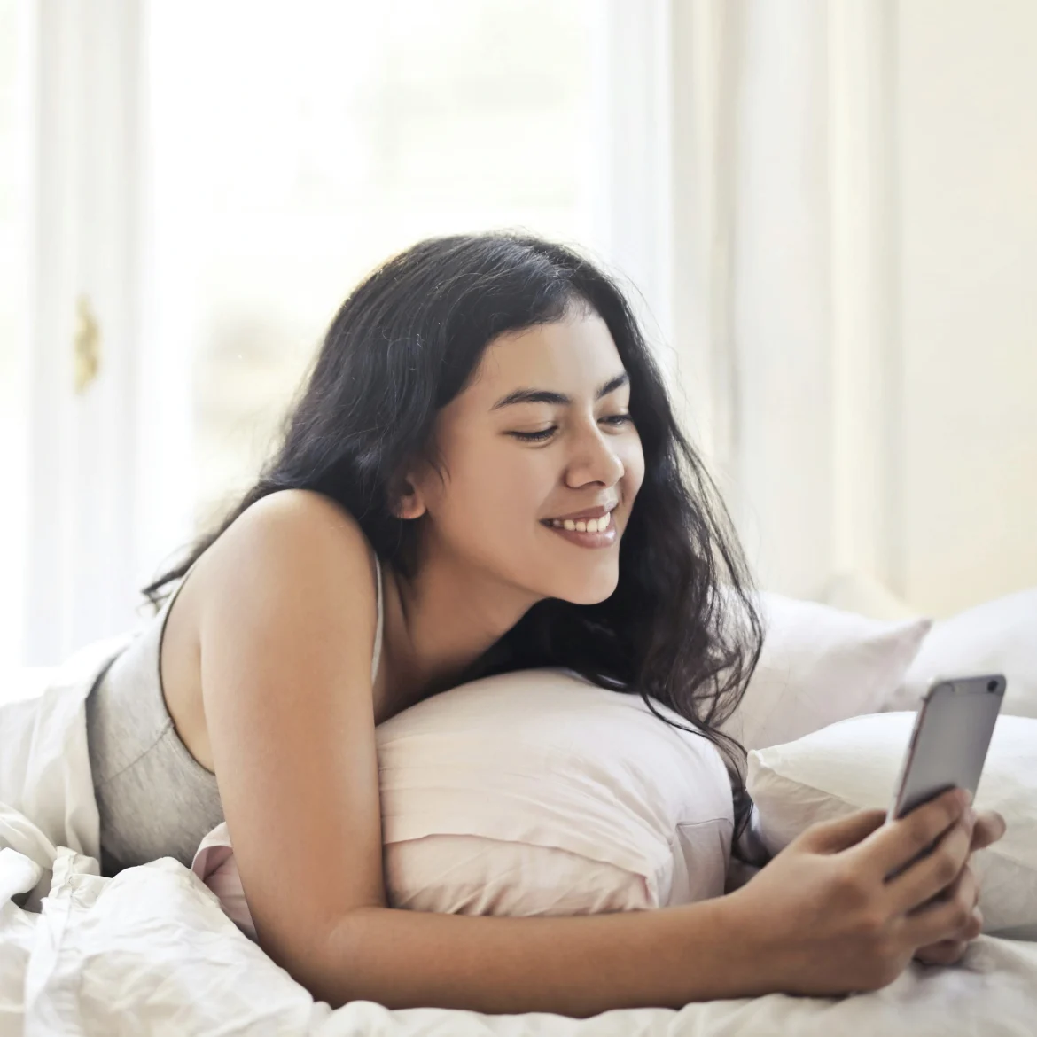 Vrouw lacht naar telefoon