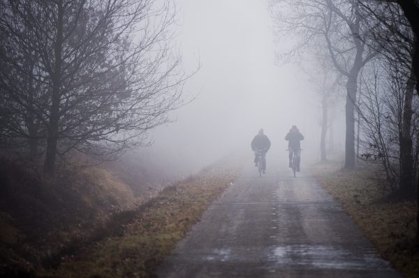 fietsers in dichte mist