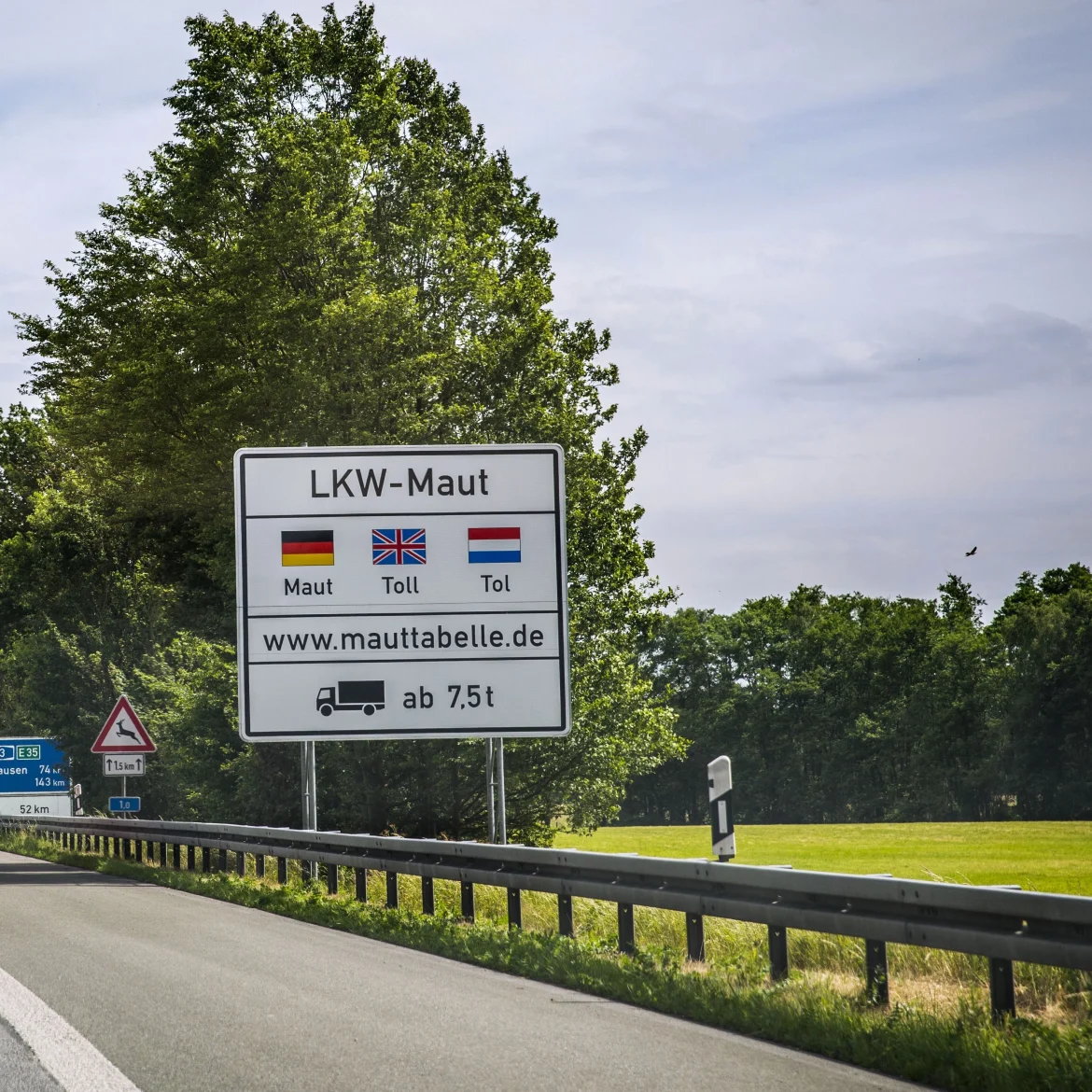 Nederlander stapt uit auto op Duitse snelweg en wordt dodelijk aangereden