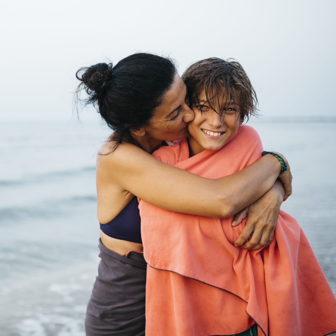 moeder met kind strand vakantie