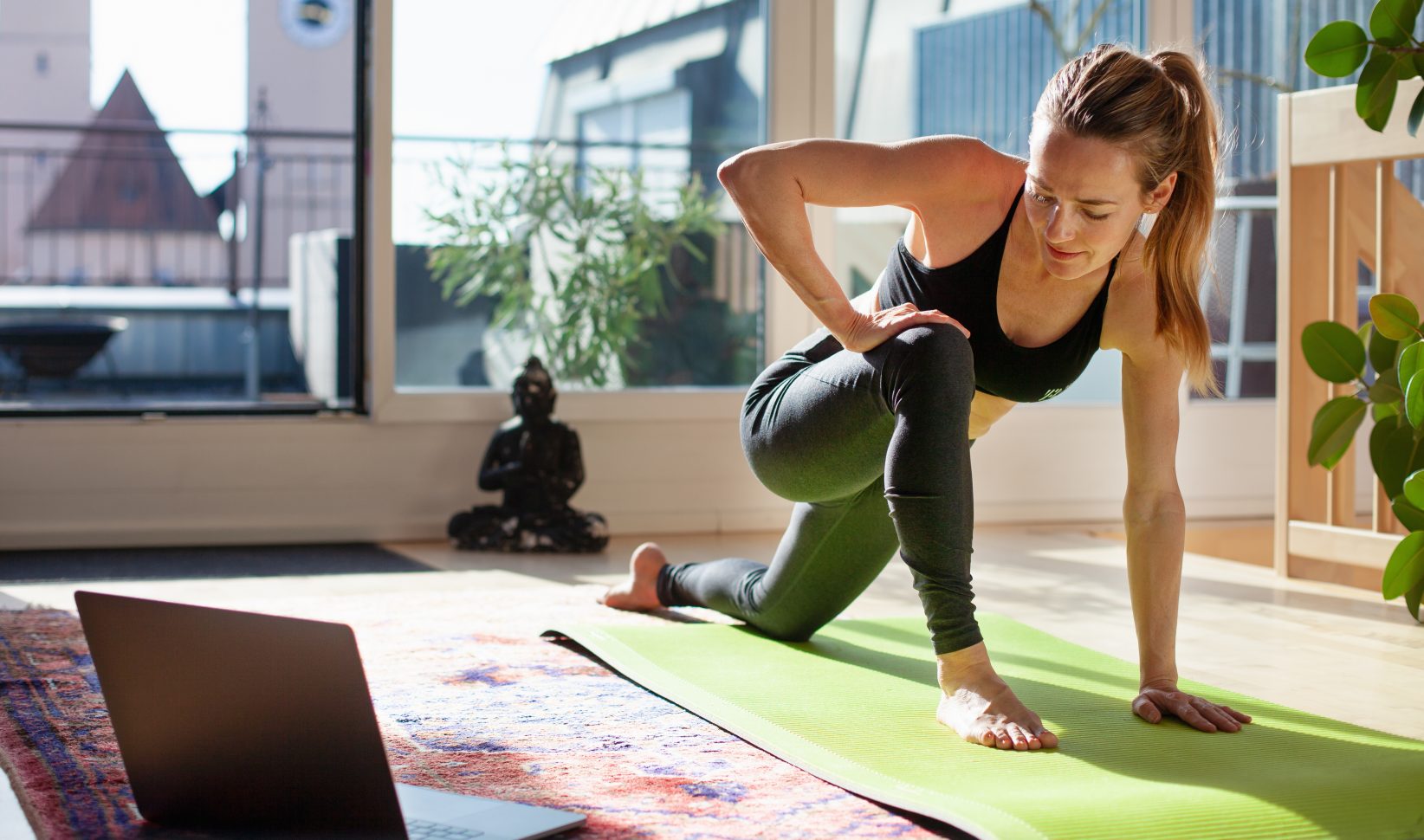 vrouw thuis sporten sportlegging