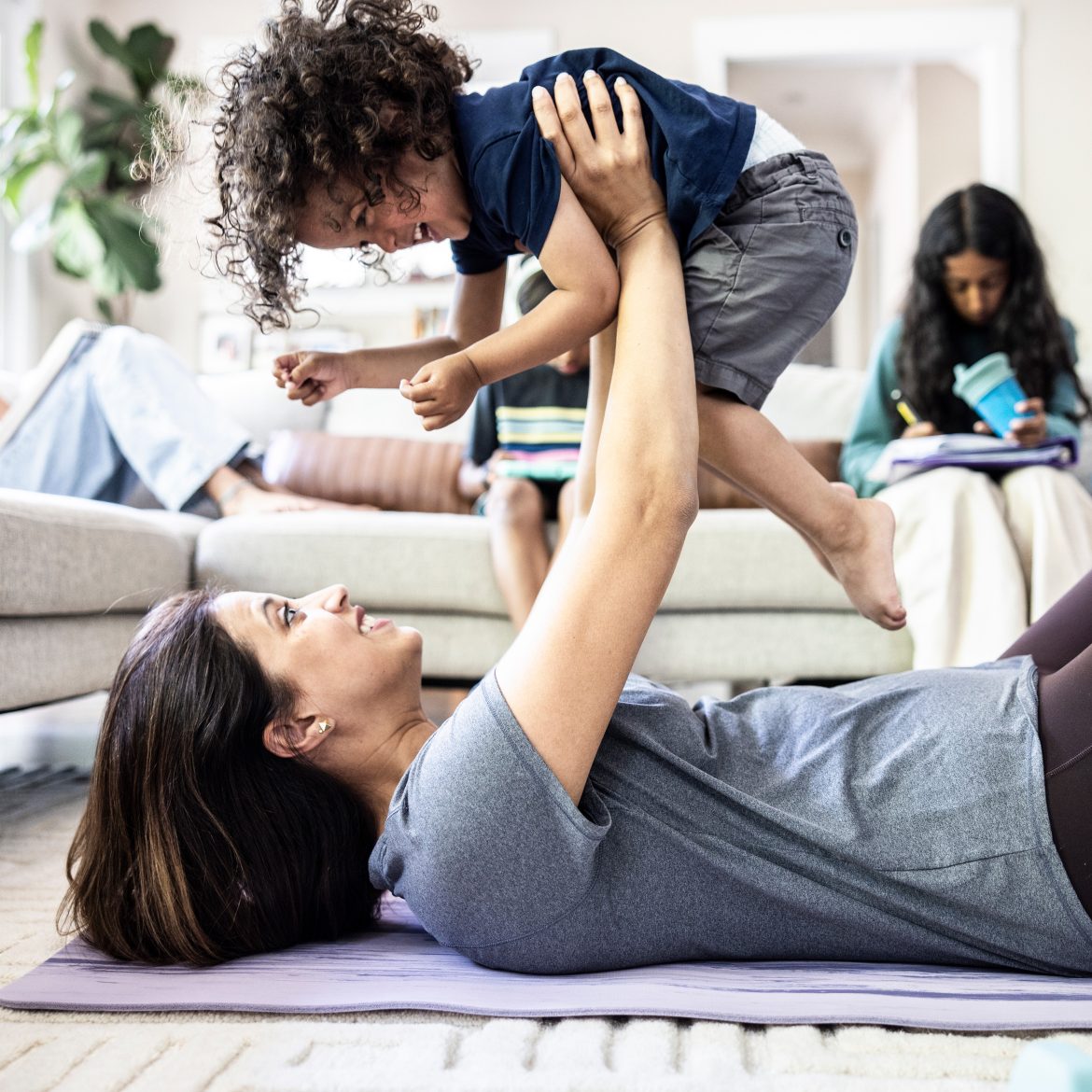 vrouw met kind sporten