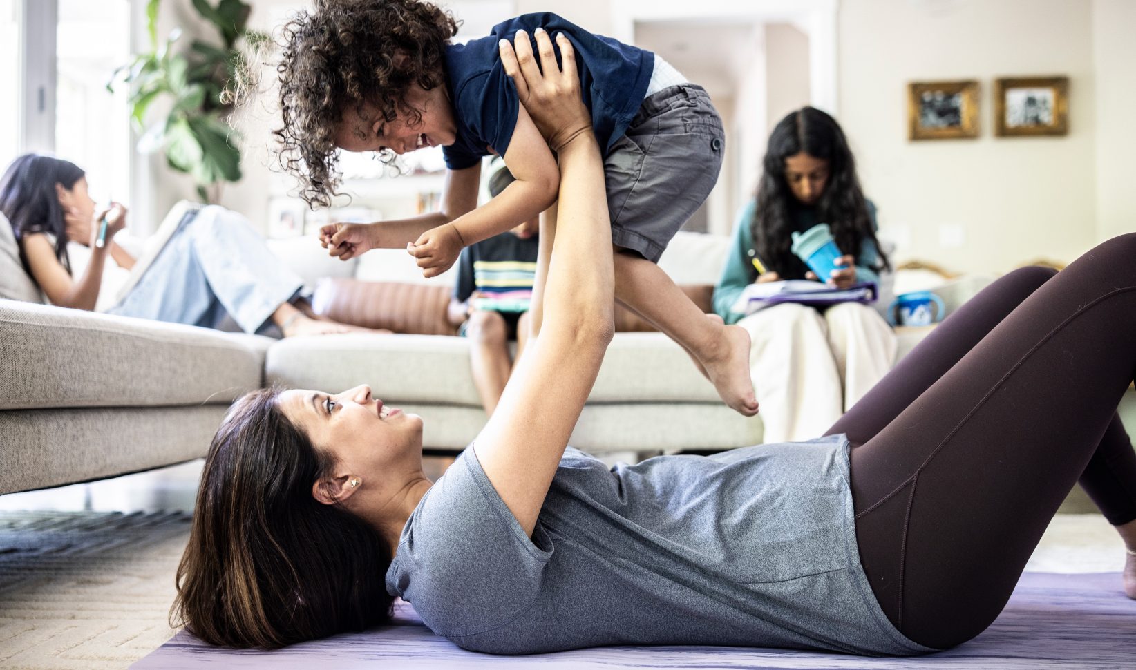 vrouw met kind sporten