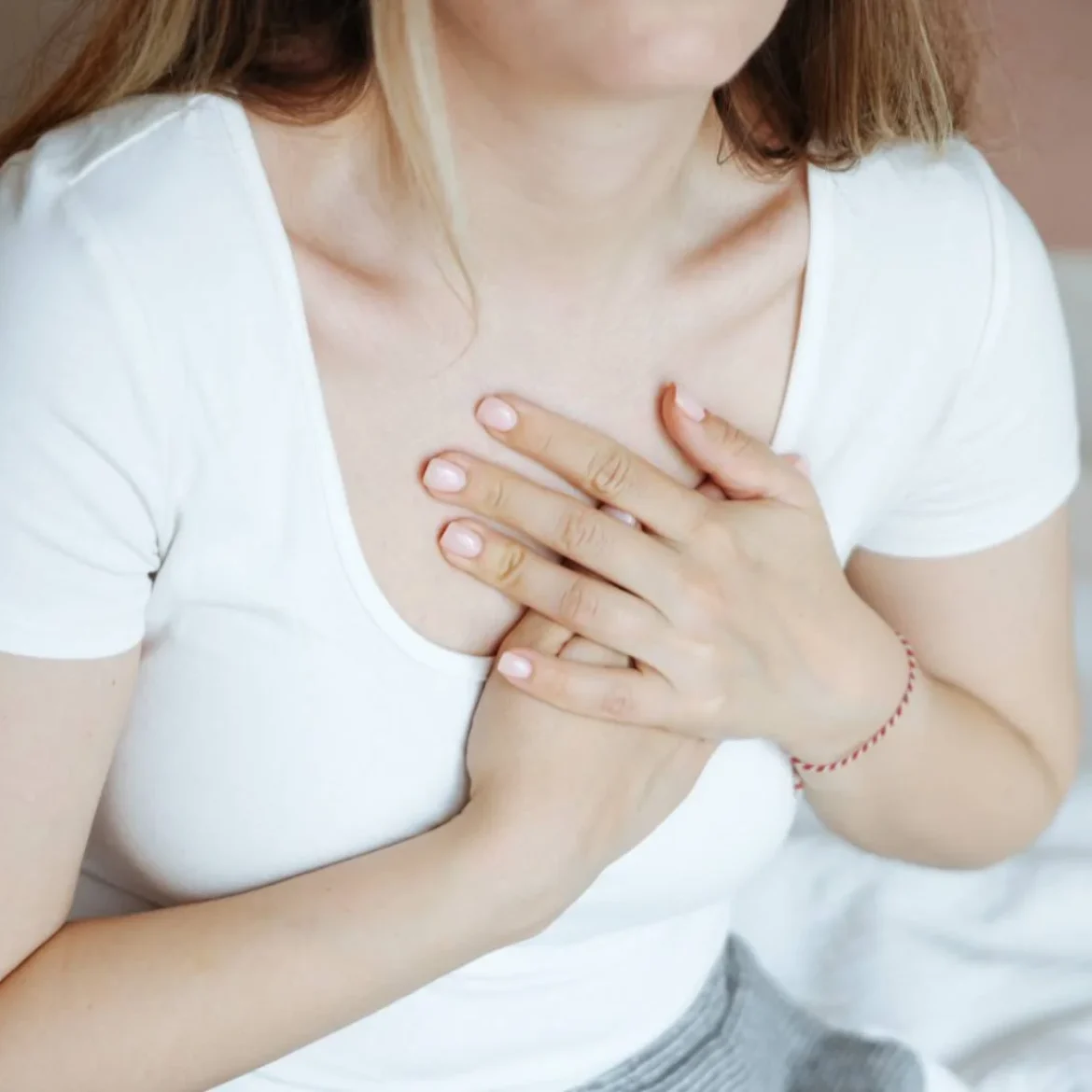 Vrouw heeft handen op borst | stress infarcten