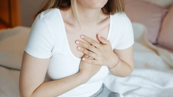 Vrouw heeft handen op borst | stress infarcten