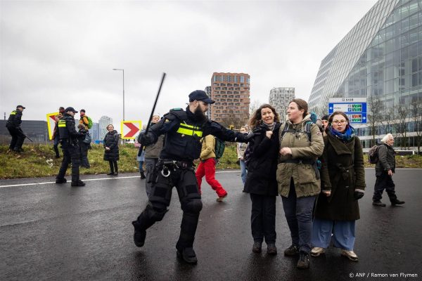 Politie gaat over tot aanhoudingen bij XR-demonstratie A10