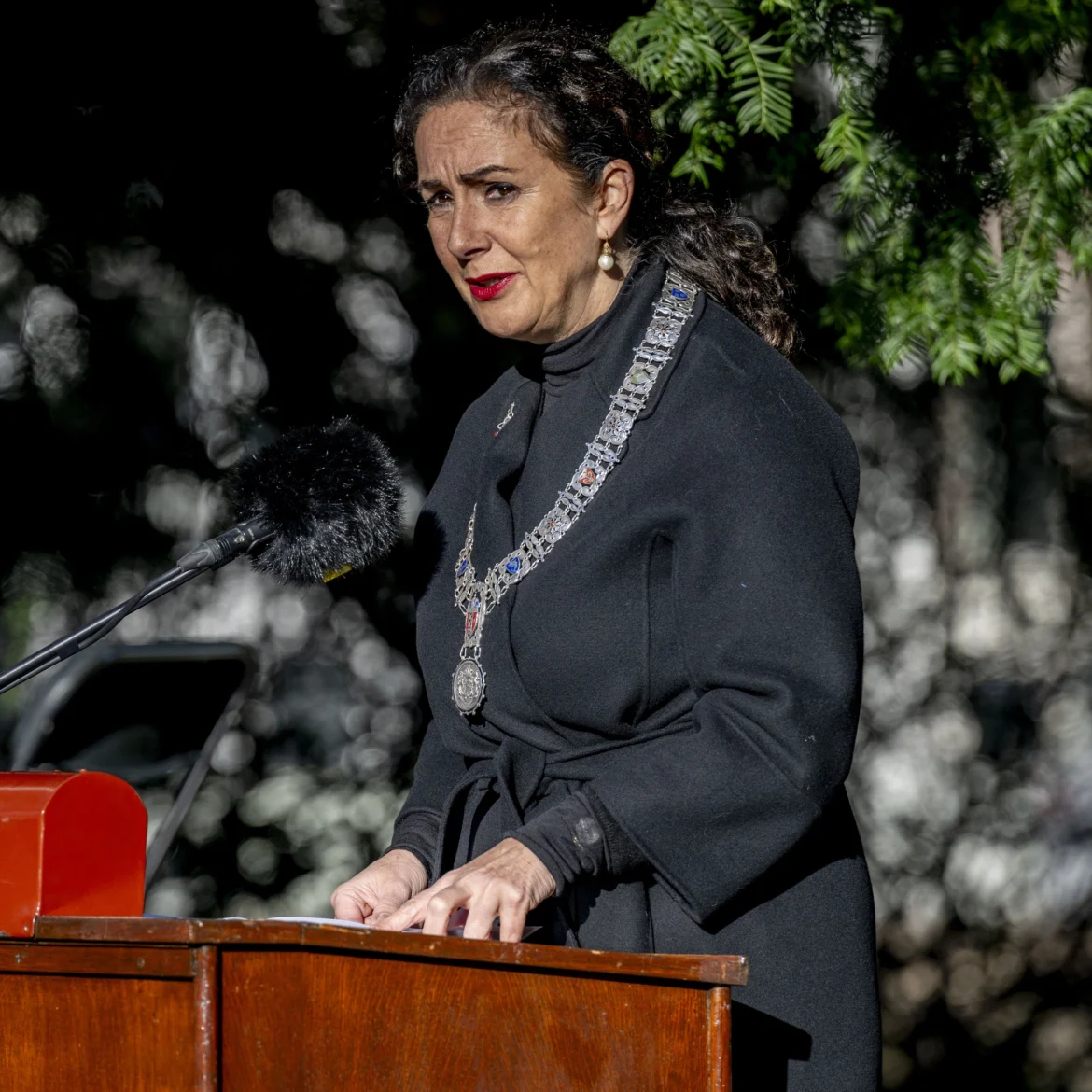 Burgemeester Femke Halsema spreekt tijdens de Nationale Holocaust Herdenking in 2024.