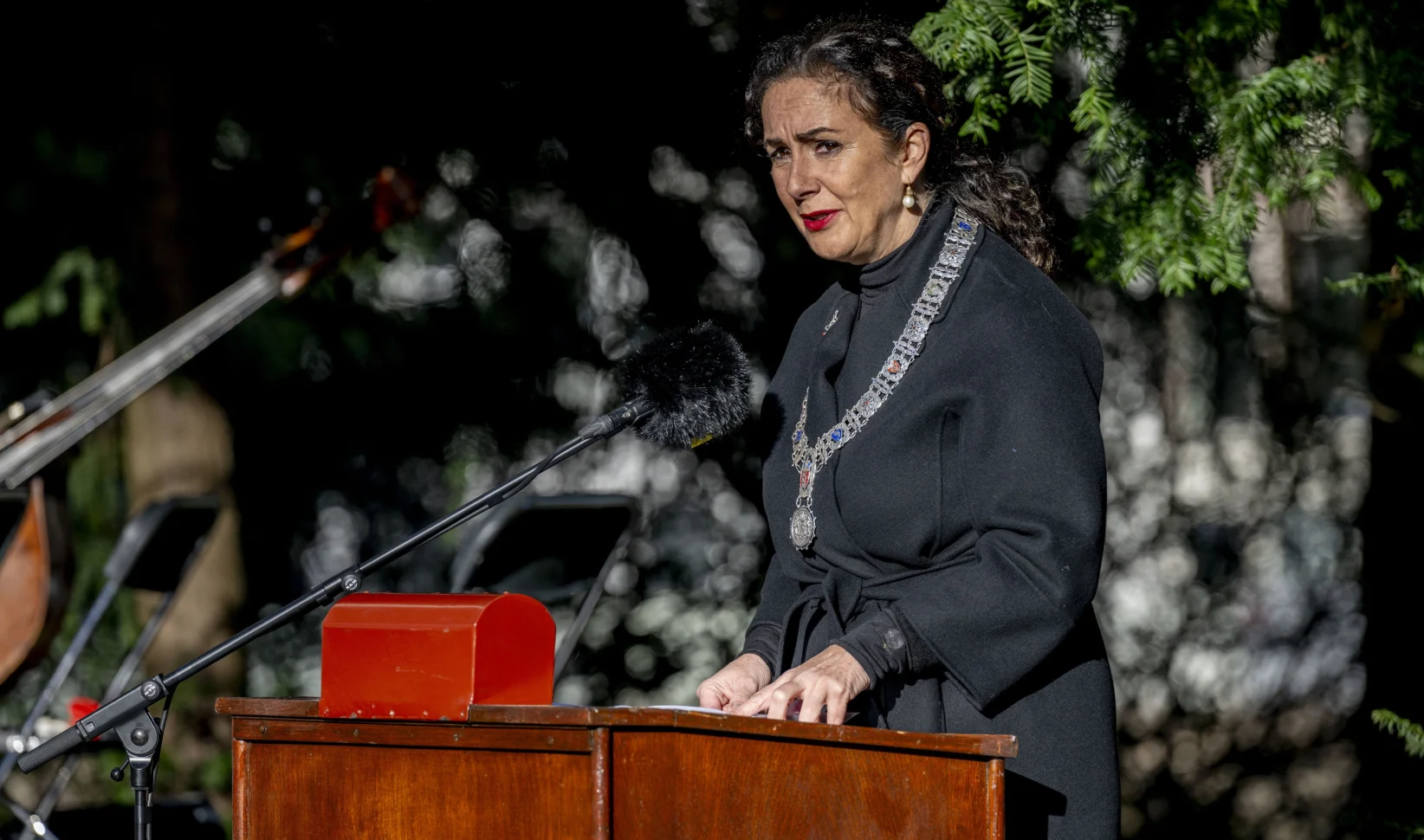 Burgemeester Femke Halsema spreekt tijdens de Nationale Holocaust Herdenking in 2024.