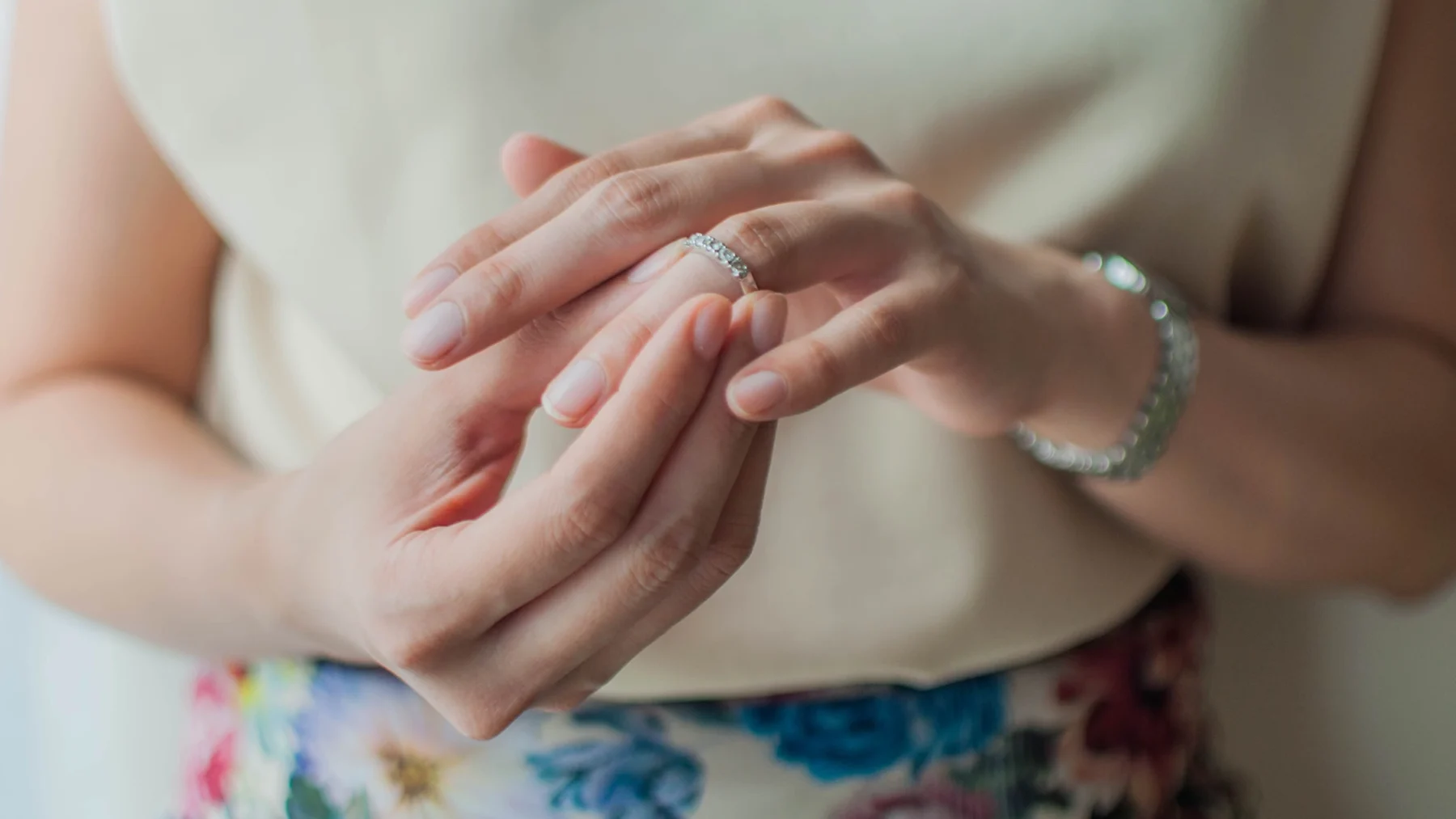 bedrogen vrouw verwijdert trouwring van vinger