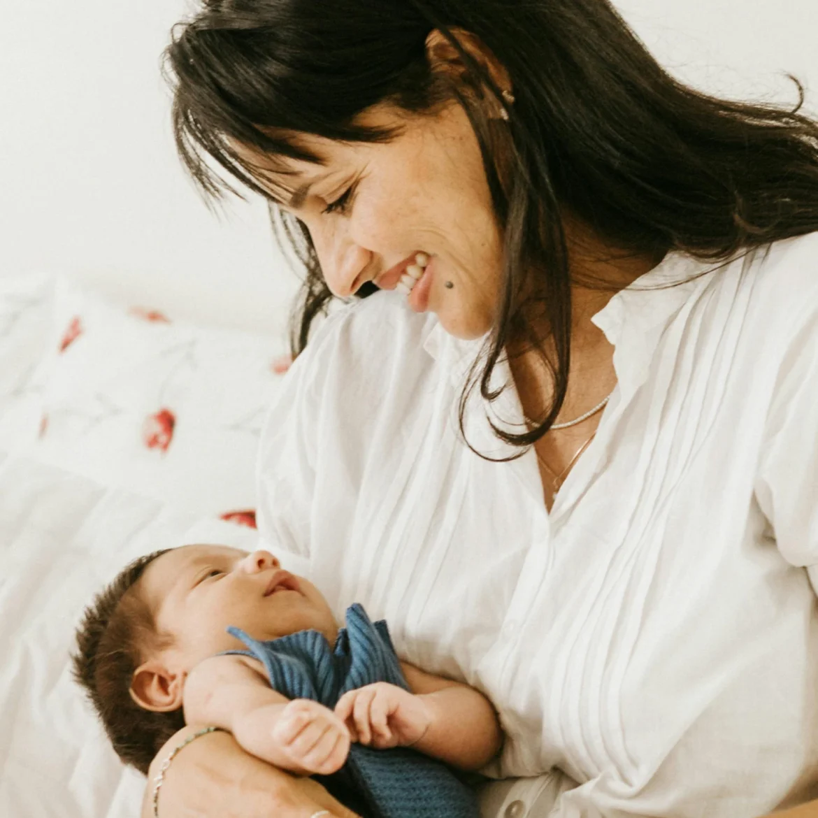 Moeder met ouderschapsverlof zorgt voor baby