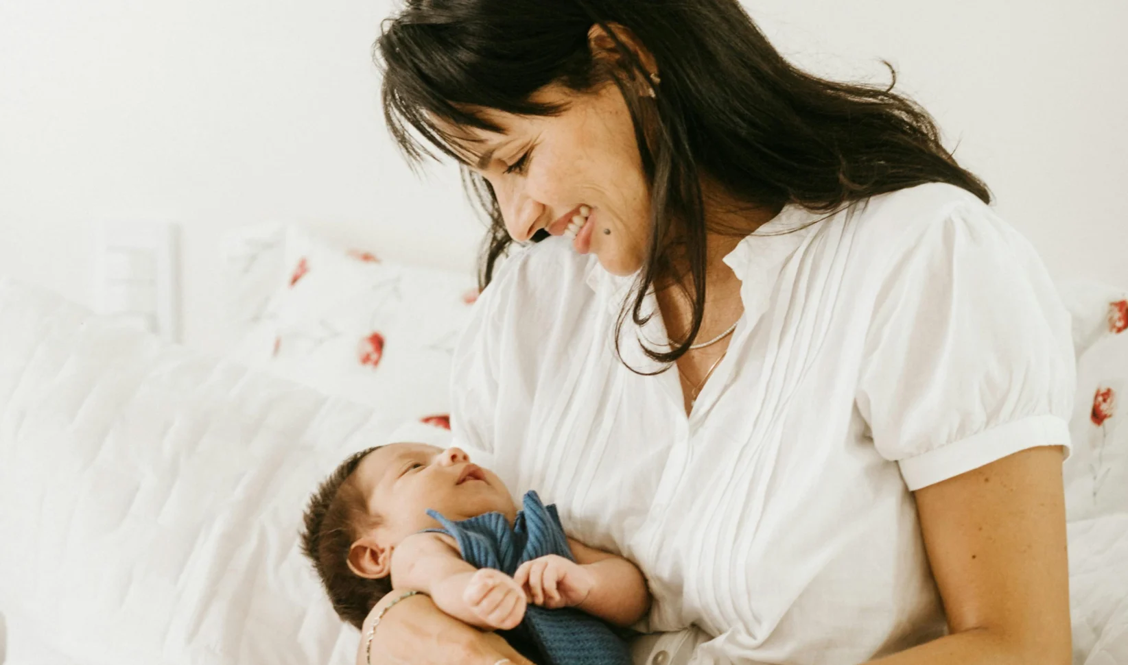 Moeder met ouderschapsverlof zorgt voor baby