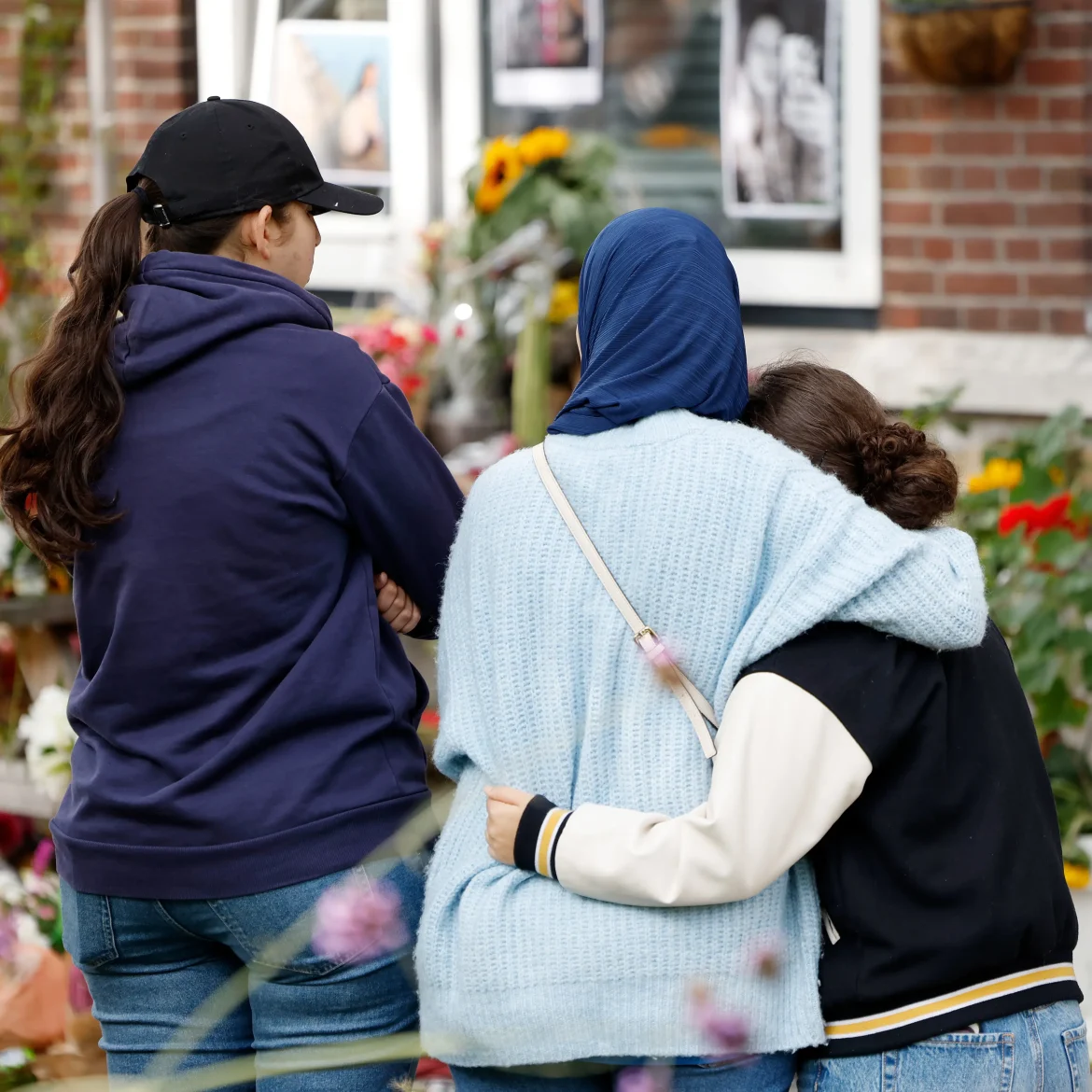 Bloemen voor slachtoffers van Erasmusschutter