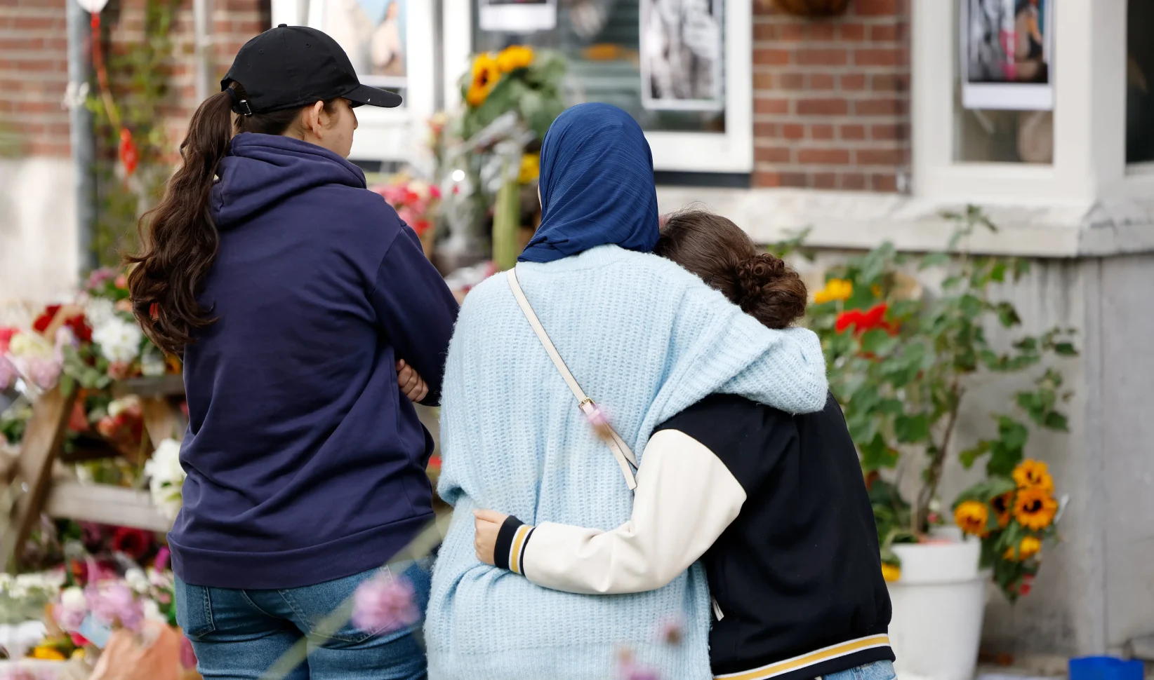 Bloemen voor slachtoffers van Erasmusschutter