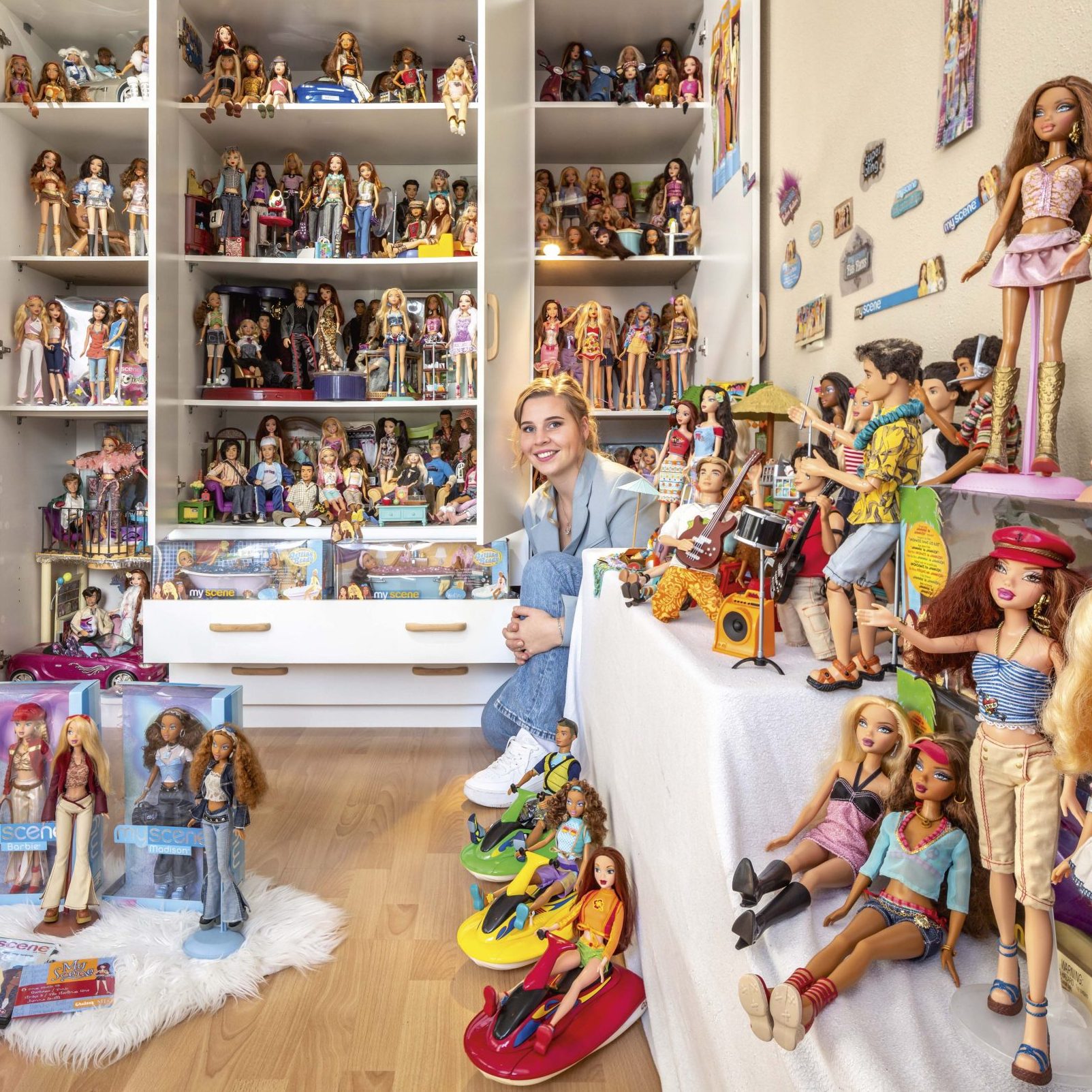 Het begon met één, nu hebben ze duizenden Barbies in huis: 'Ik rijd zelfs in een roze Barbie-auto'