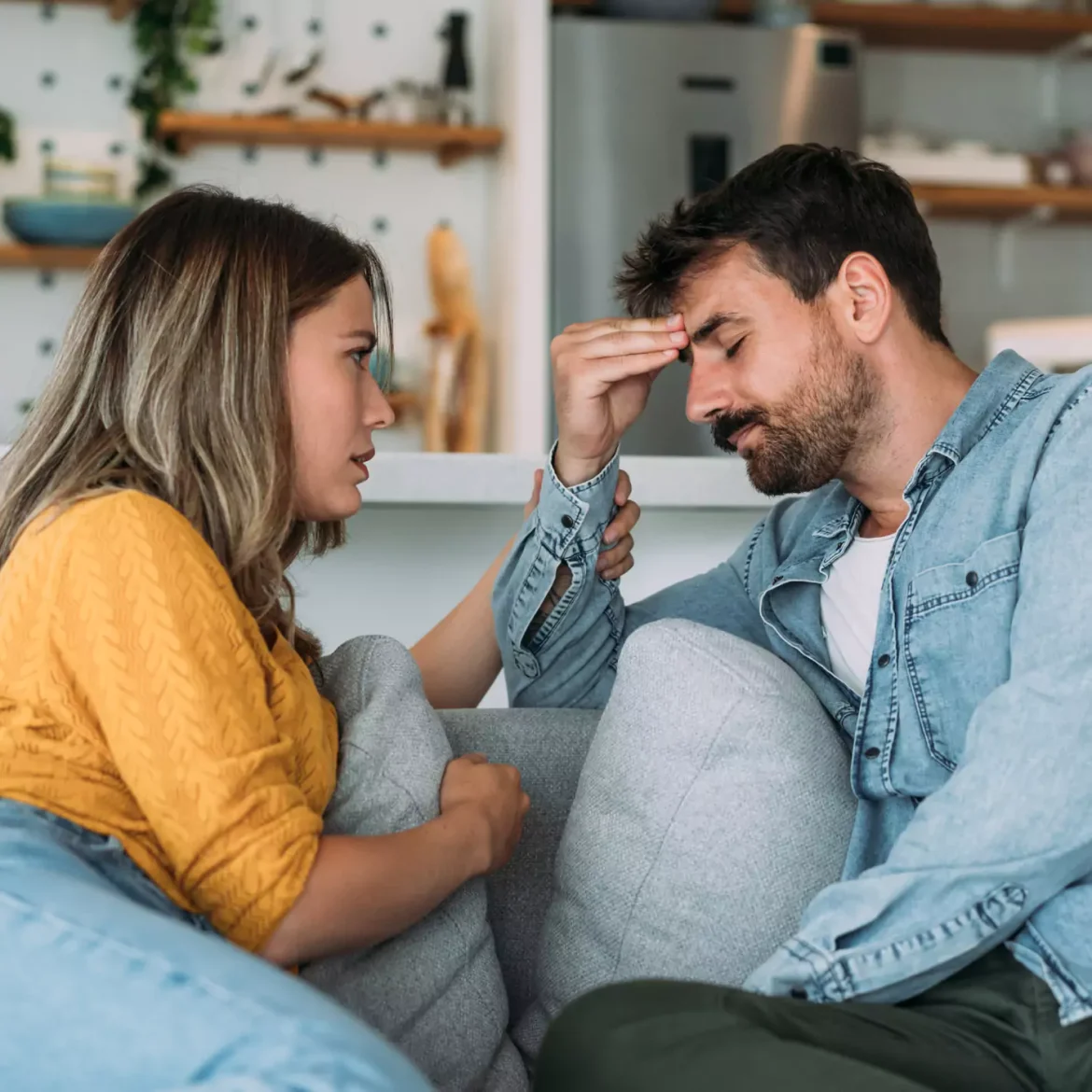 Koppen gesprek op bank