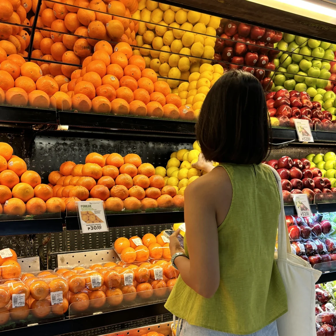 Vrouw doet boodschappen