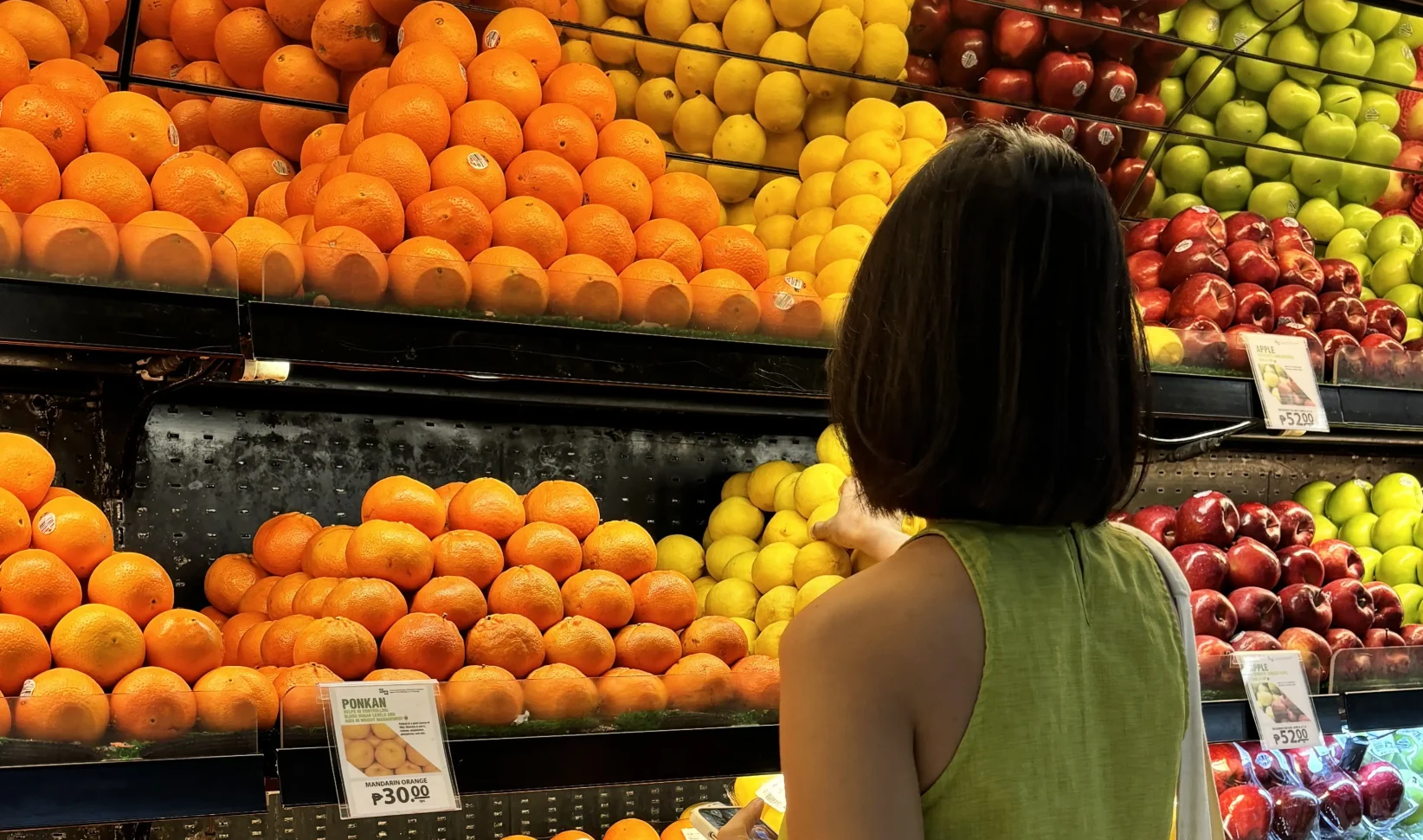 Vrouw doet boodschappen