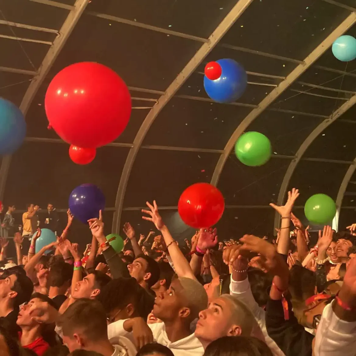 Feestende mensen met ballonnen op Lowlands