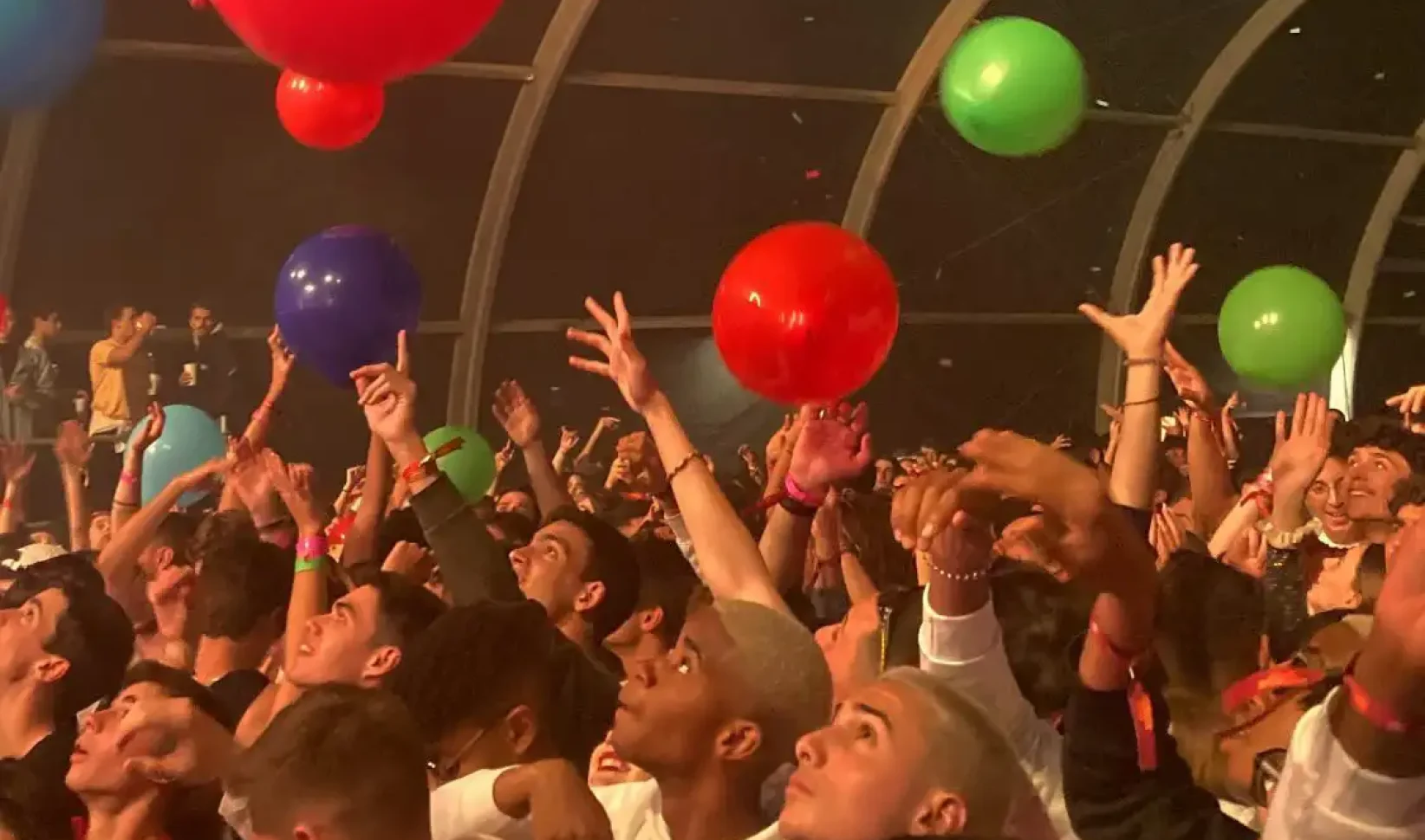 Feestende mensen met ballonnen op Lowlands