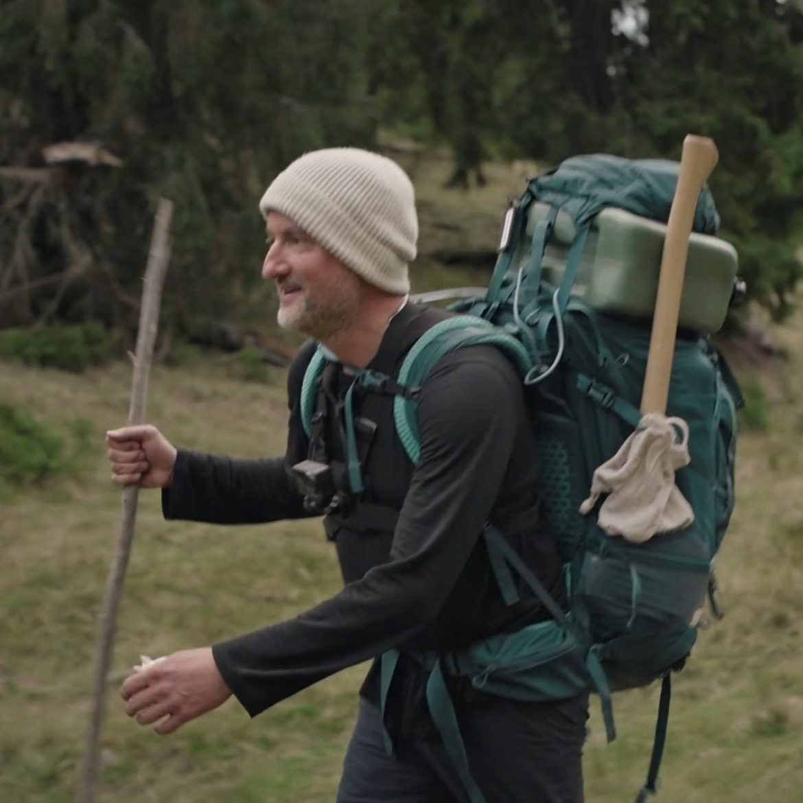 Dennis heeft er een wandelstok bijgepakt in 'No Way Back Vips'