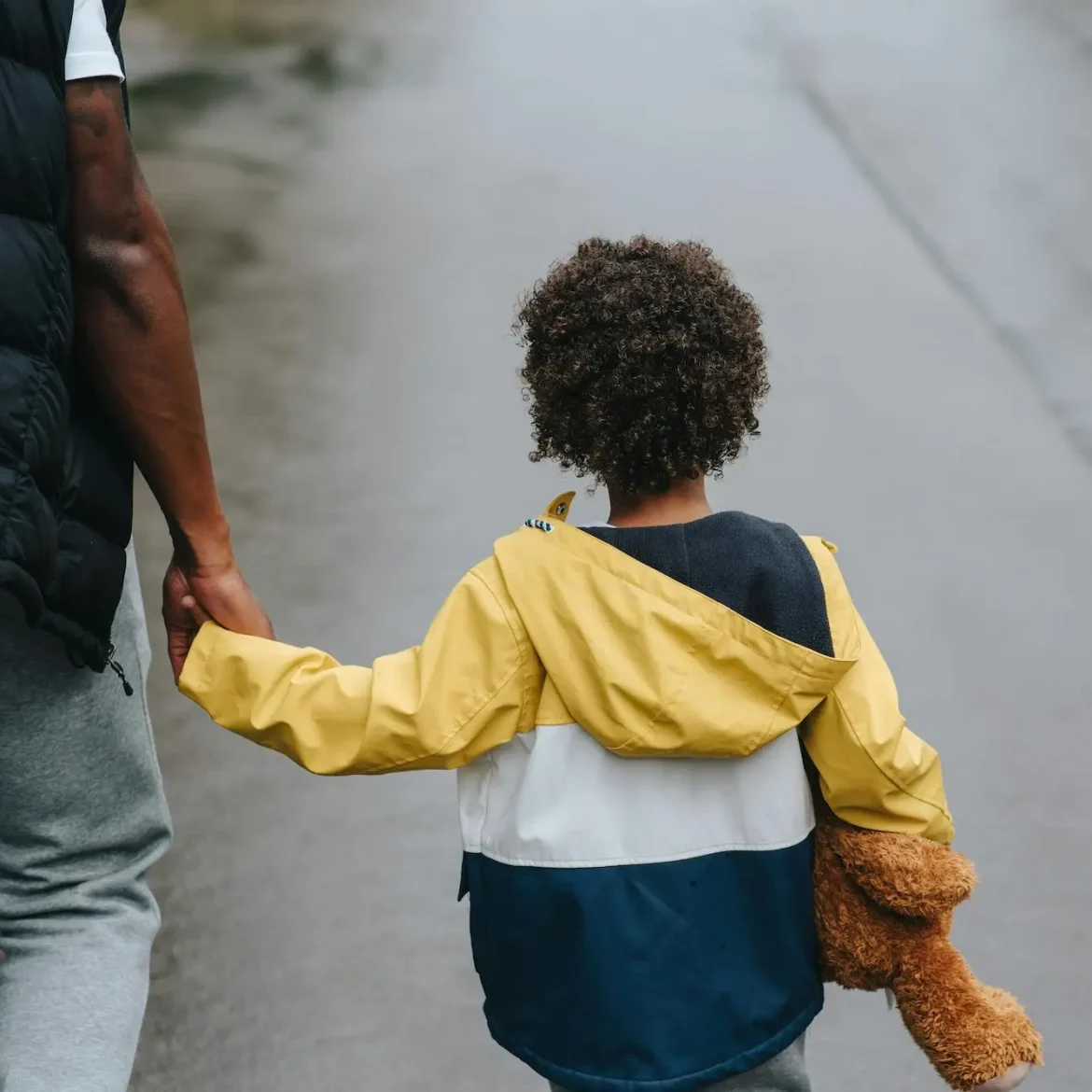 jongetje met knuffel | Terugkeer uit huis geplaatst kind loopt vaak mis: 'Meer hulp nodig'