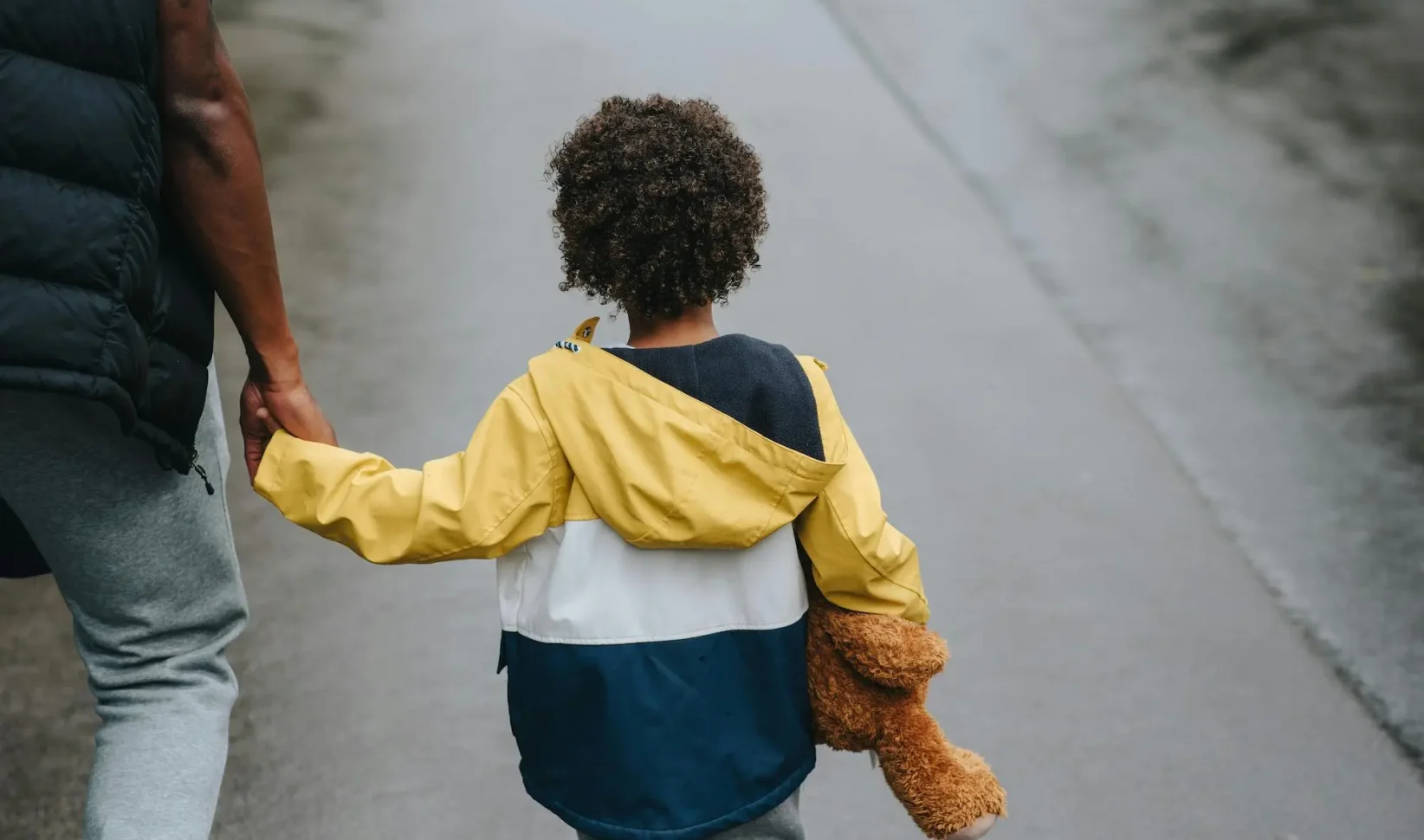 jongetje met knuffel | Terugkeer uit huis geplaatst kind loopt vaak mis: 'Meer hulp nodig'