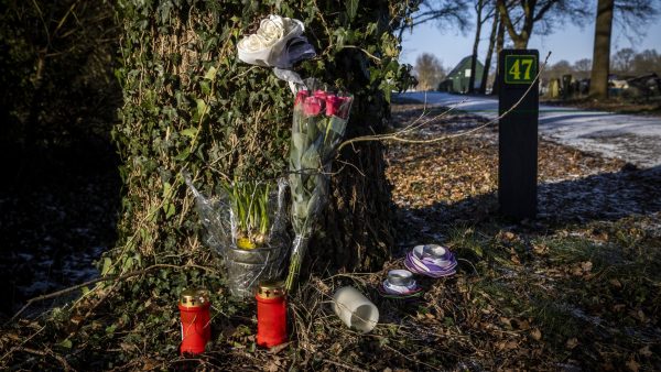 kaarsen ter nagedachtenis aan dubbele moord weiteveen