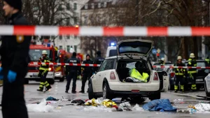 Thumbnail voor Auto rijdt in op groep mensen in München, meerdere gewonden: 'Mensen huilend en trillend op de grond'