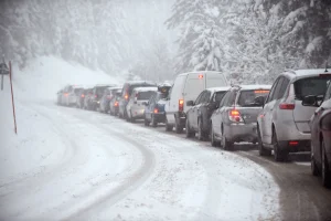 Thumbnail voor Wintersporters opgelet: ANWB meldt 'ouderwetse drukte' op de weg