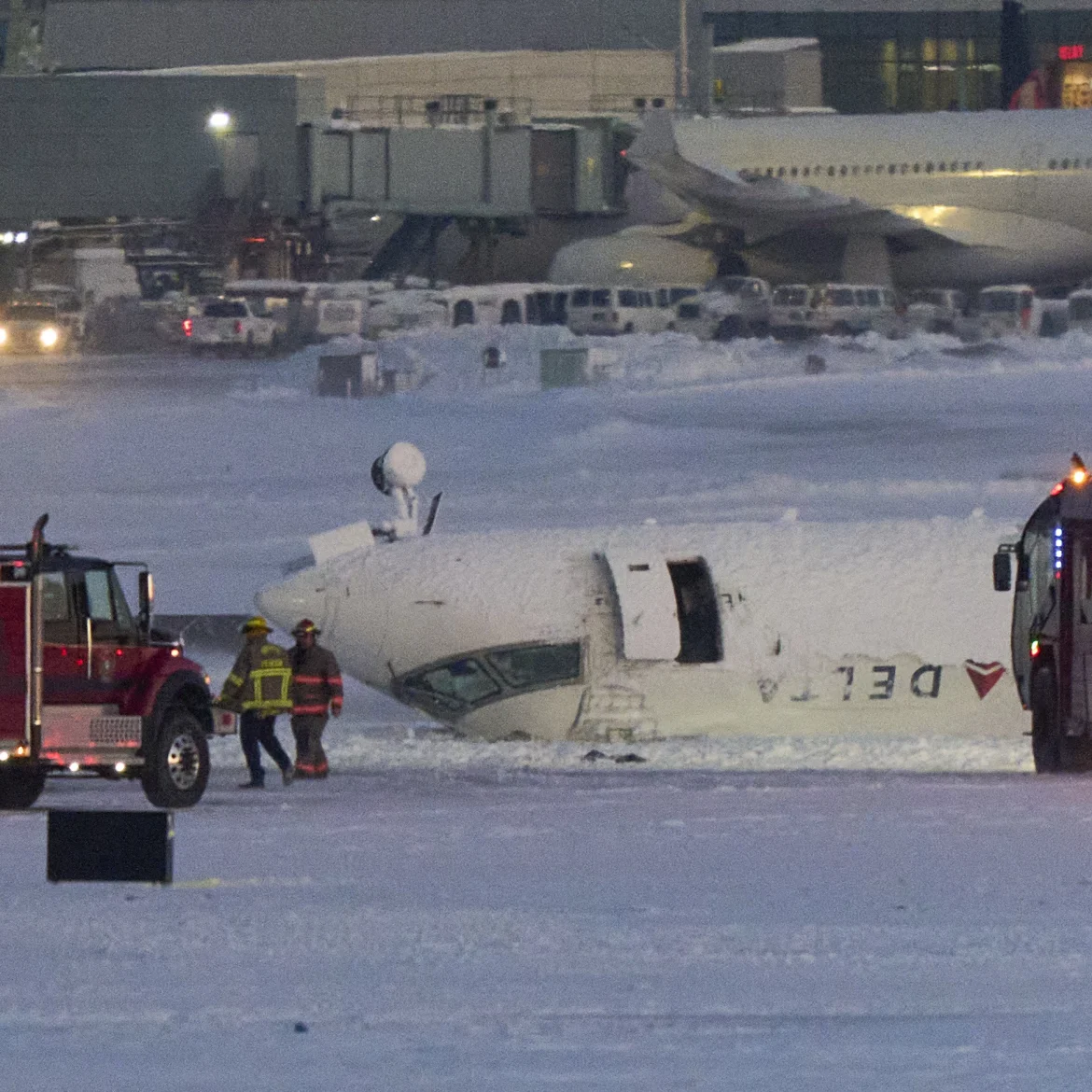 Vliegtuig Delta Air gecrasht in Toronto, toestel ligt op z'n kop