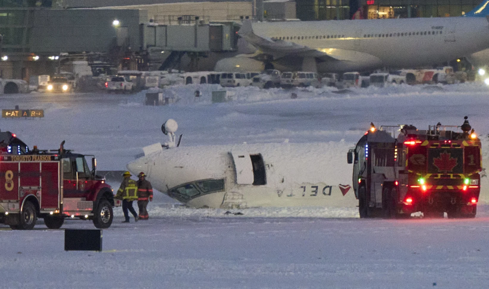 Vliegtuig Delta Air gecrasht in Toronto, toestel ligt op z'n kop