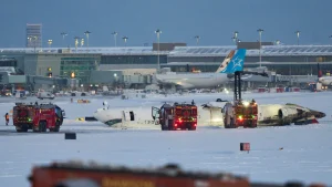 Thumbnail voor Passagiers hingen 'als vleermuizen ondersteboven' na vliegtuigcrash Delta Airlines