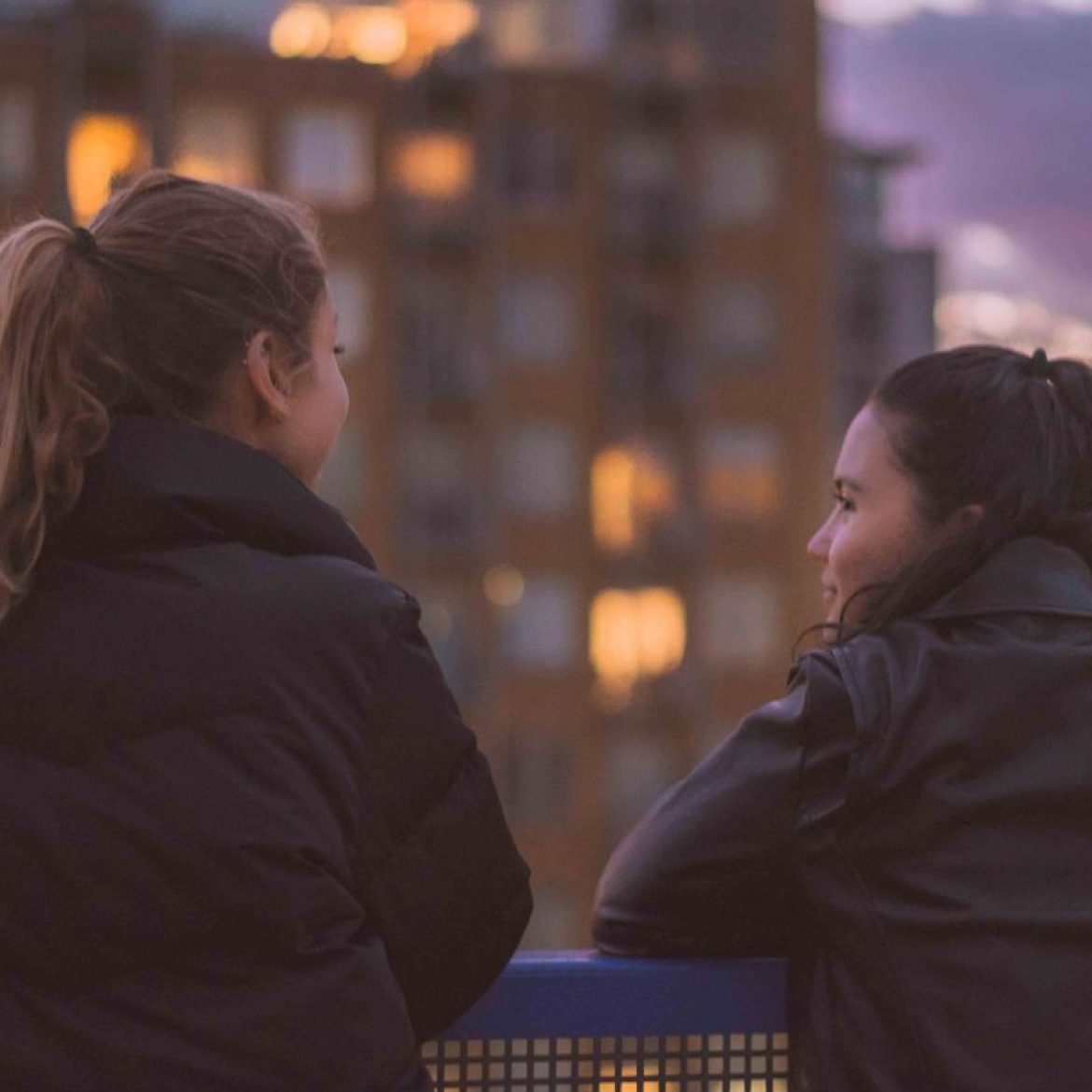 vapende scholieren op balkon