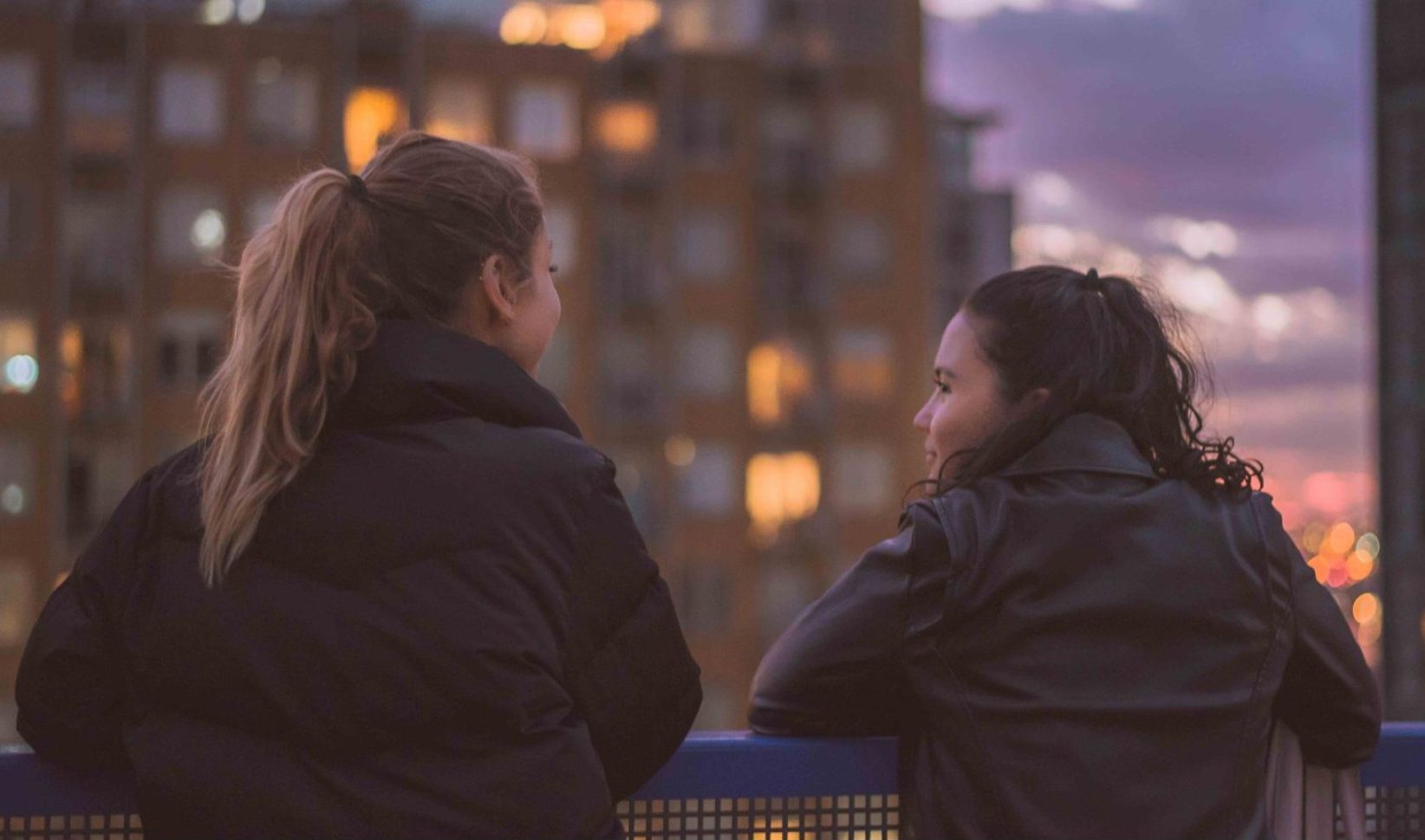 vapende scholieren op balkon