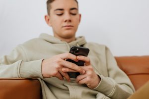 Thumbnail voor Ouders waarschuwen na dood zoon (13) door online uitdaging: 'Gevaren van sociale media'