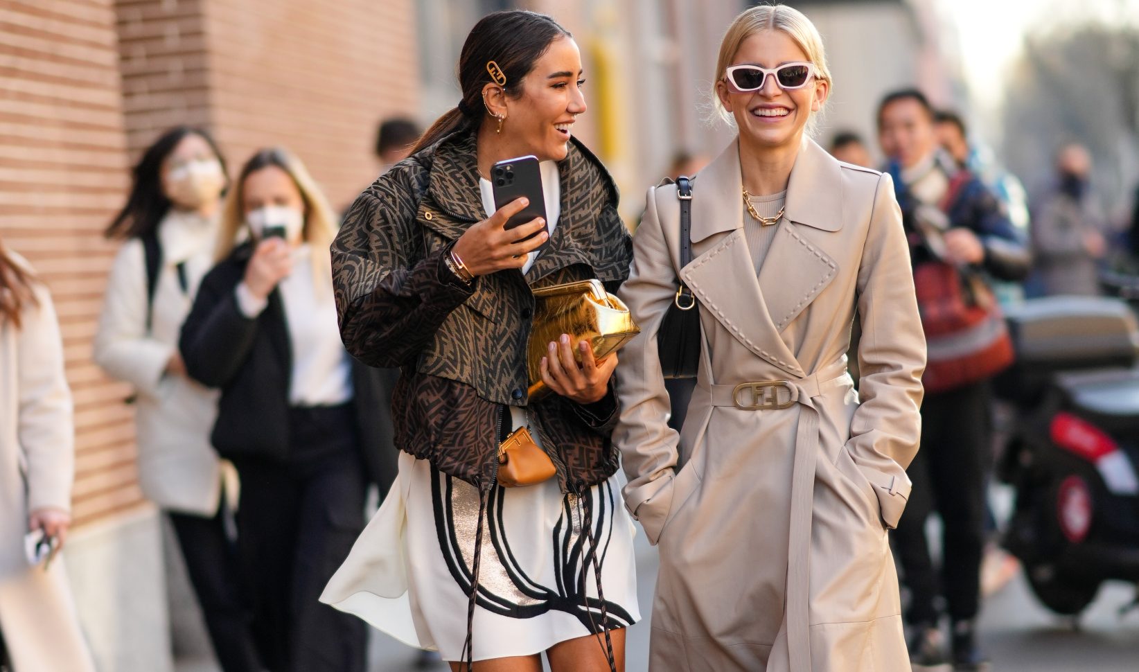 Twee vrouwen lachen op straat in een leuke outfit