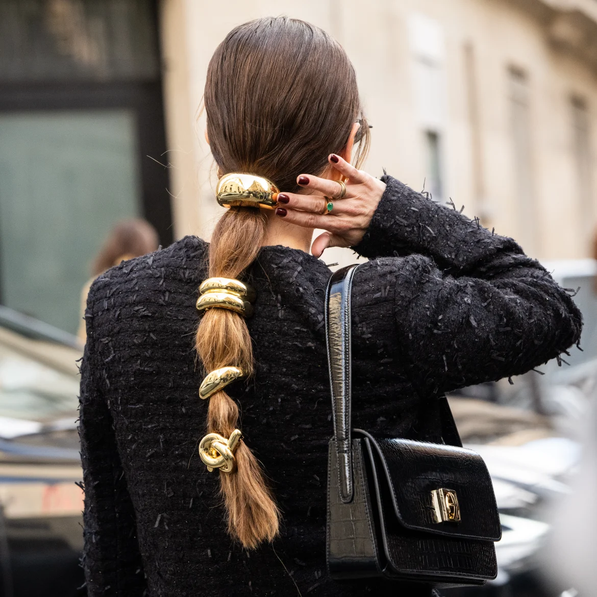 Vrouw met haarcuff