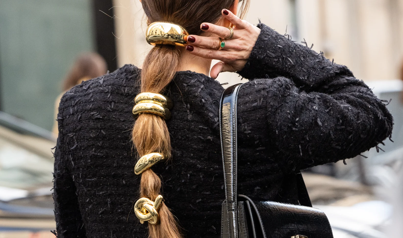 Vrouw met haarcuff