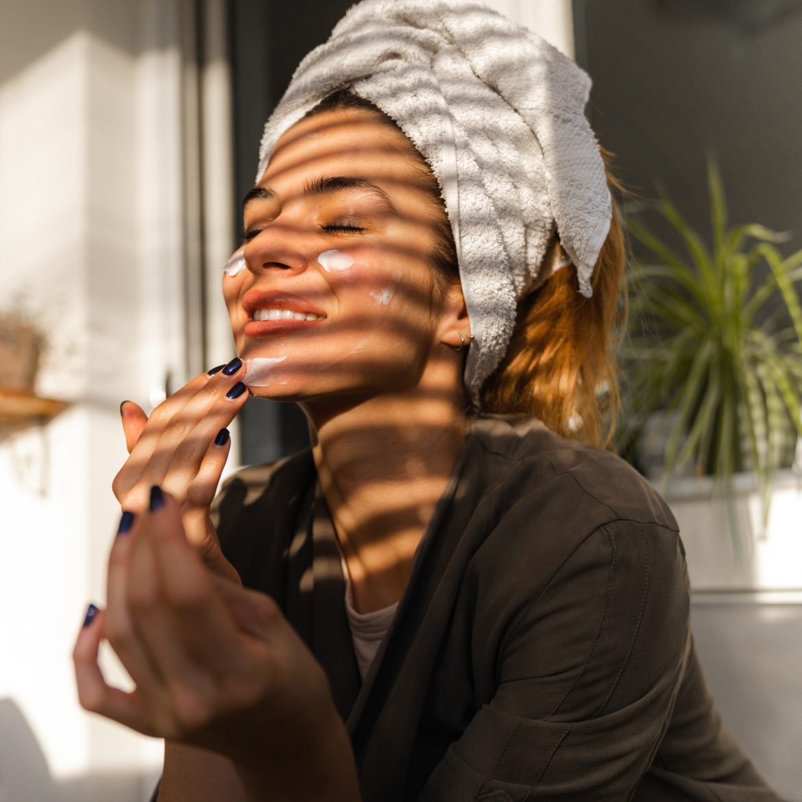 vrouw smeert hydraterende dagcreme met spf