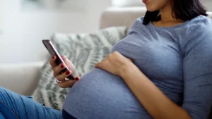 Thumbnail voor Bedrogen vrouw Maartje: 'Daar zat ik dan, hoogzwanger, met zijn telefoon in mijn handen'