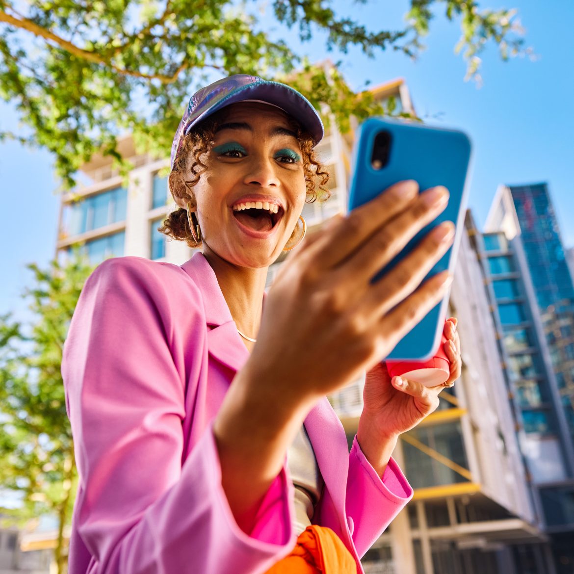 Vrolijke meid met telefoon in de lente