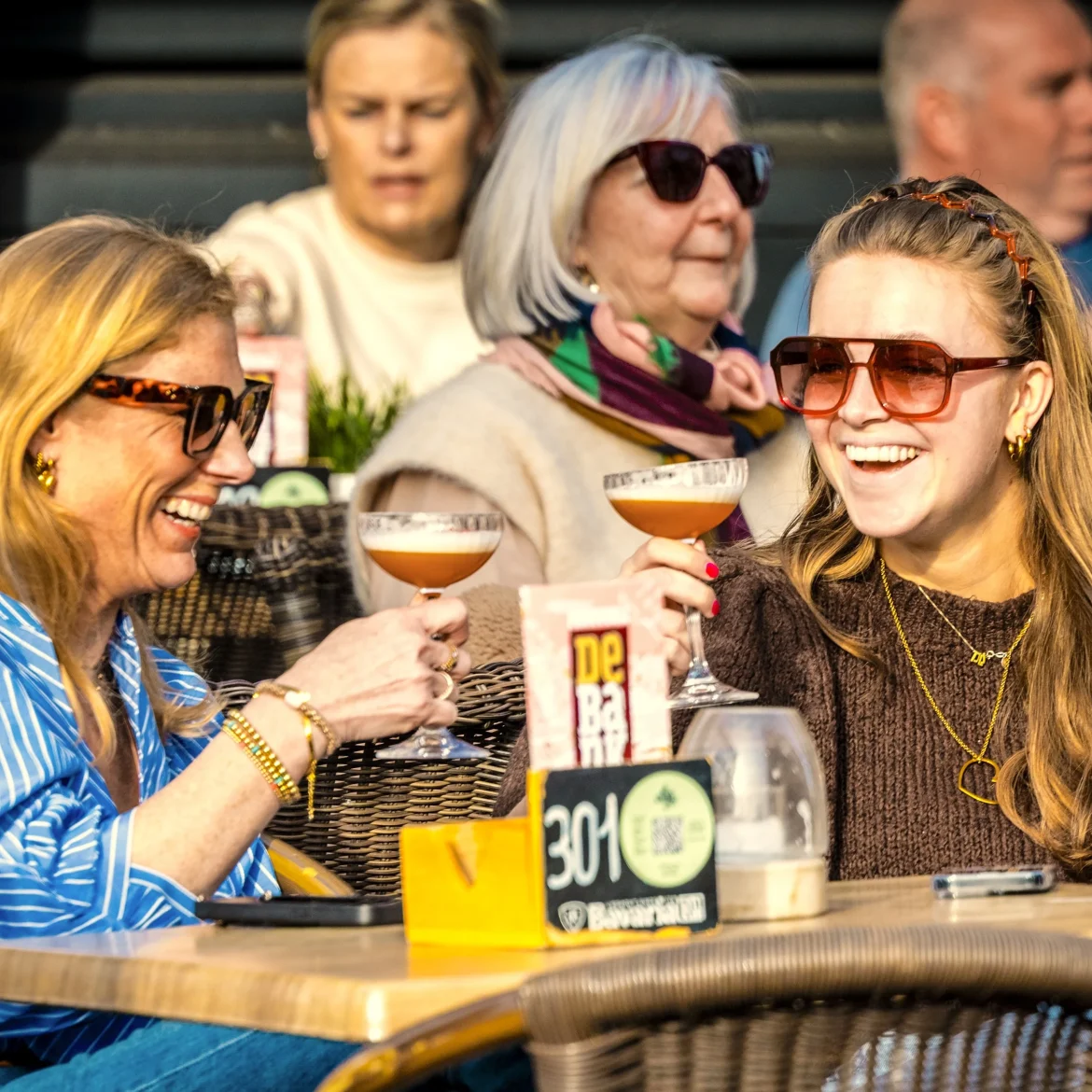 Vrouwen op zonnig terras